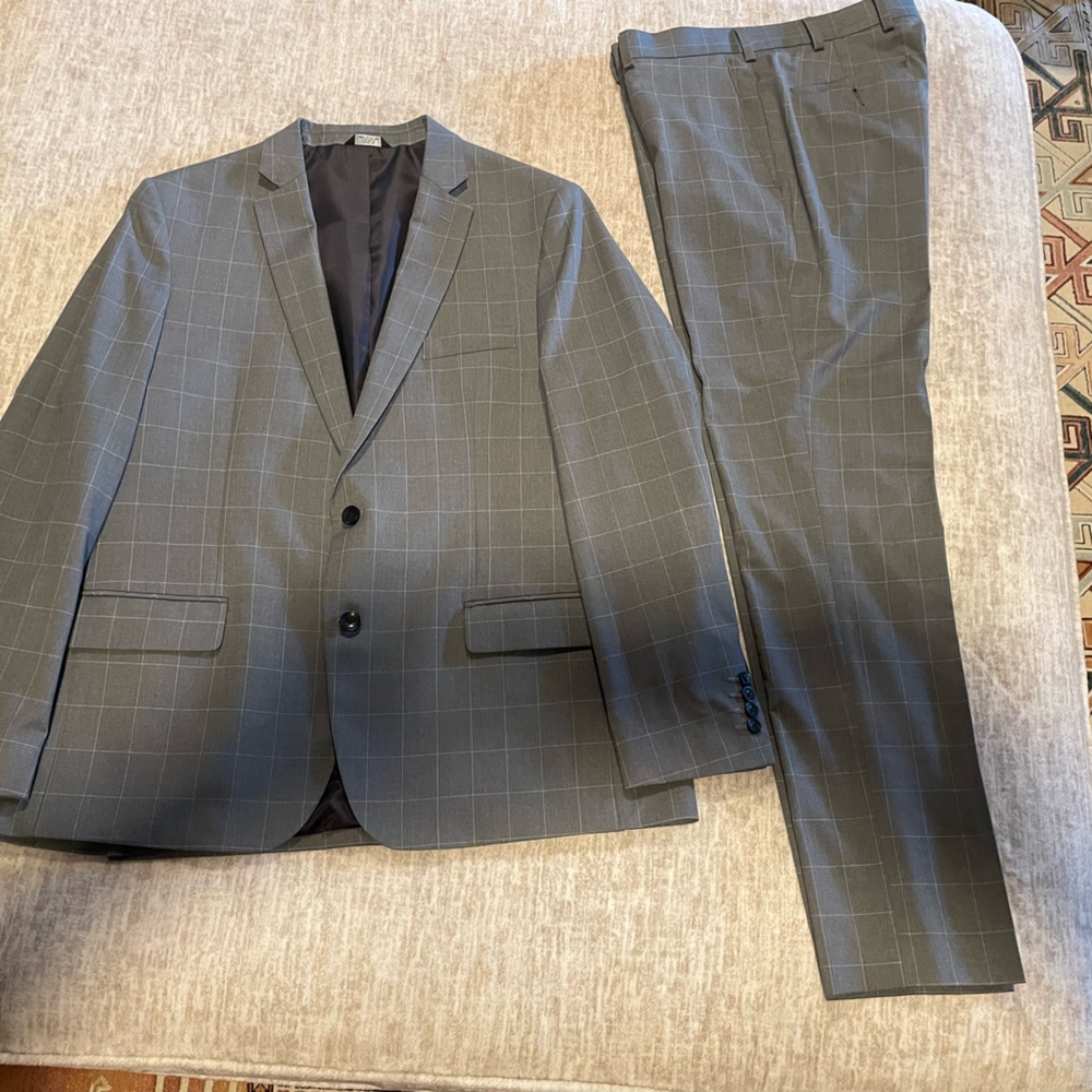 Men’s slim fit suit like new excellent condition